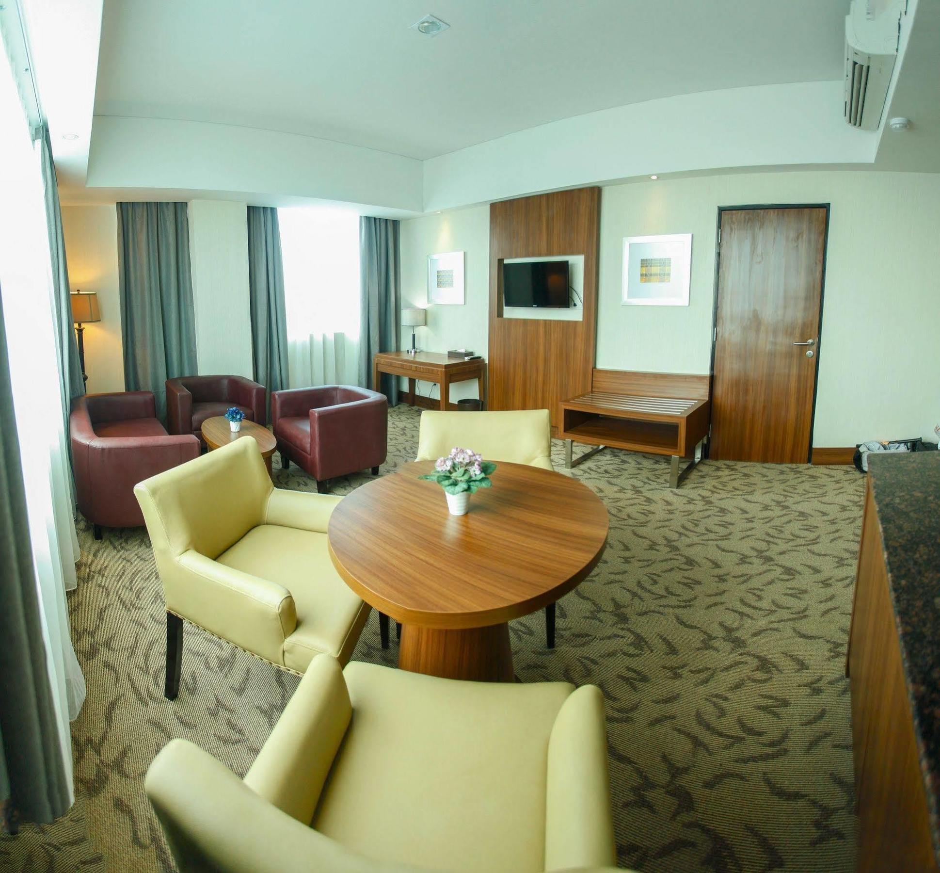Demelia Hotel Makassar Exterior photo