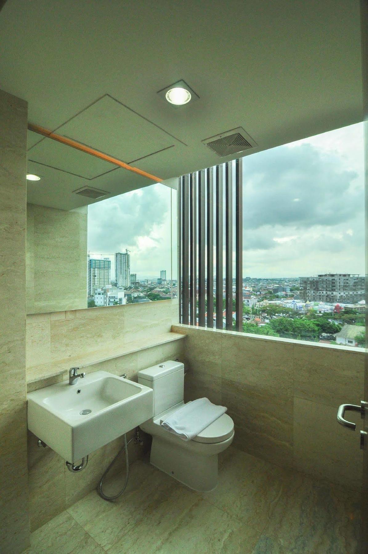 Demelia Hotel Makassar Exterior photo